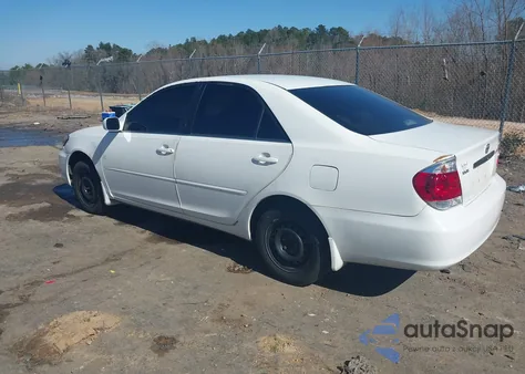 2005 Toyota Camry Le z USA, uszkodzony, nr VIN 4T1BE32K25U014617